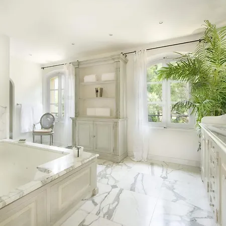 Beautiful 10 Quests In Tropez Villa